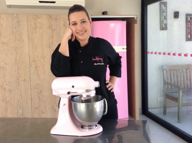 Rosa Gonzales na cozinha do seu ateliê de doces