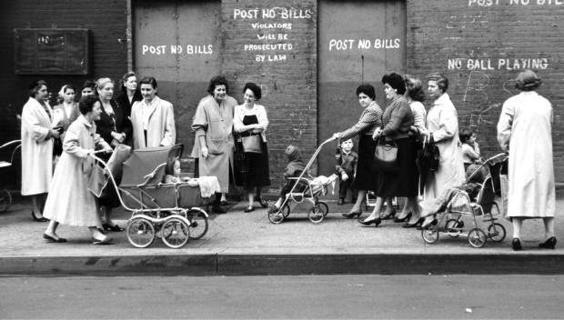 Passeio de mães com seus filhos na década de 50 registrado pelo fotógrafo americano Ken Heyman