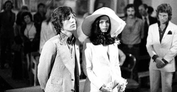 A bela Bianca Jagger no casamento com Mick Jagger, que não passou de quatro anos, mas o sobrenome tem sido para toda a vida