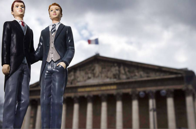 Bonequinhos de bolo de casamento em frente à Assembleia Nacional da França (Joel Saget/AFP)